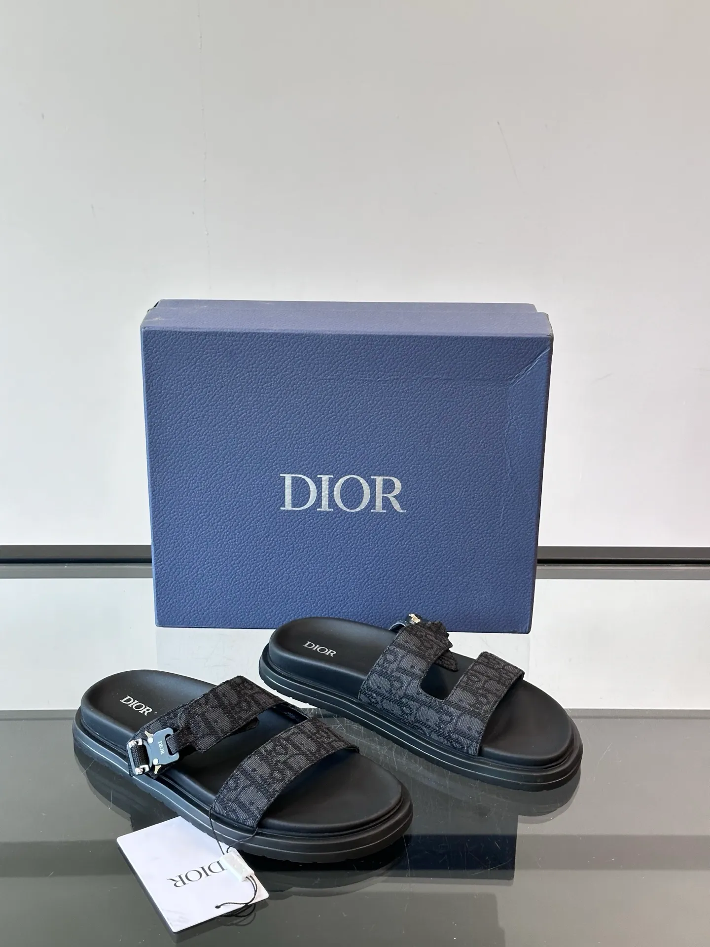 Factory price: 300💰Dior Aqua men's sandals and slippers. Showcasing Dior haute couture design. The Dior gray suede strap is accented with an aluminum Dior buckle for added style. Paired with a comfortable tonal notch sole, they pair easily with shorts or jeans for a sophisticated look. Main body: suede cow leather, technical fabric lining: cow leather, with adjustable straps, aluminum Dior buckle, Dior gray EVA insole, tonal notch rubber outsole splicing structure👌👌 size: 38-44 (45.46 customized)